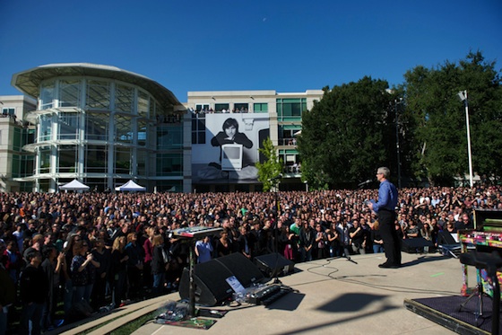 tim_cook_steve_jobs_celebration.jpg