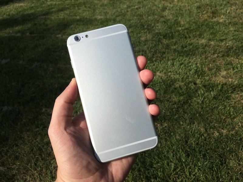 iphone_6_55_mockup_hand" width="800" height="599" class="aligncenter size-full wp-image-415976