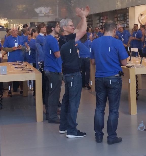 photo of Tim Cook Helps Kick Off iPhone 6 Sales at Palo Alto Retail Store image
