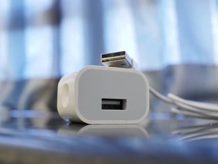 photo of Apple Not Expected to Ship Reversible USB-Lightning Cable or New Adapter Alongside iPhone 6 image
