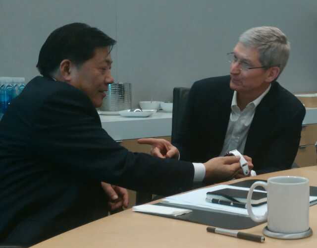 tim-cook-watch-china" width="640" height="500" class="aligncenter size-full wp-image-431603