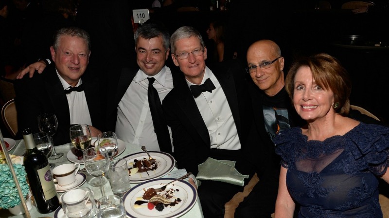 tim-cook-eddy-cue-grammy" width="800" height="450" class="aligncenter size-large wp-image-438283