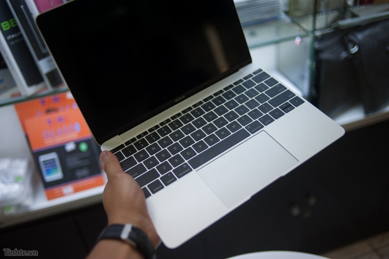 photo of New Retina MacBook Appears in Early Unboxing Video image