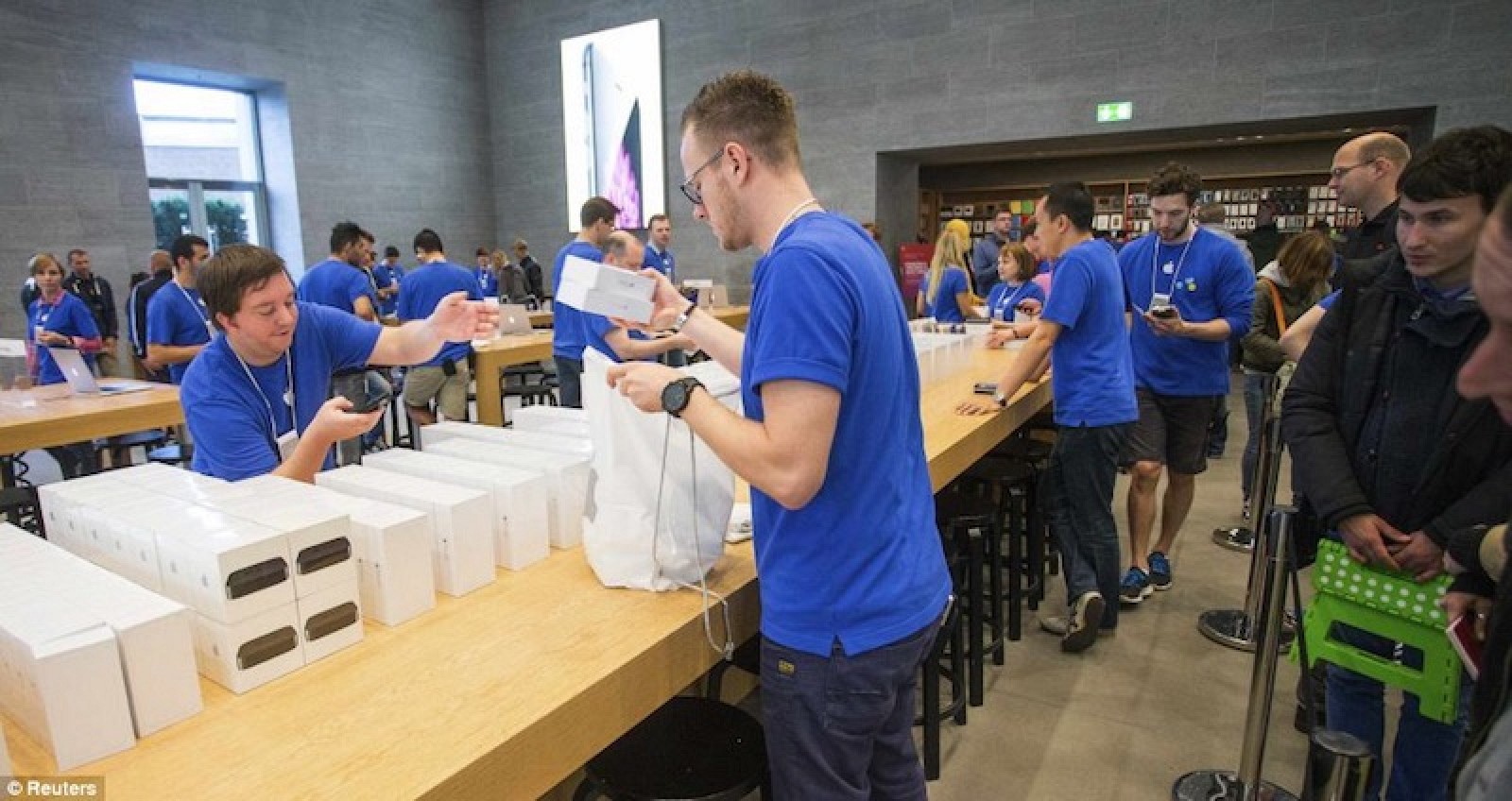Lawsuit by Apple Retail Employees Over Off-the-Clock Bag Searches
