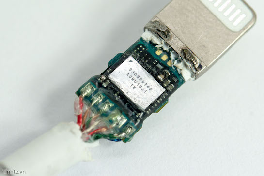 Teardown Confirms Digital-to-Analog Converter in Lightning ... apple earbuds jack wiring diagram 