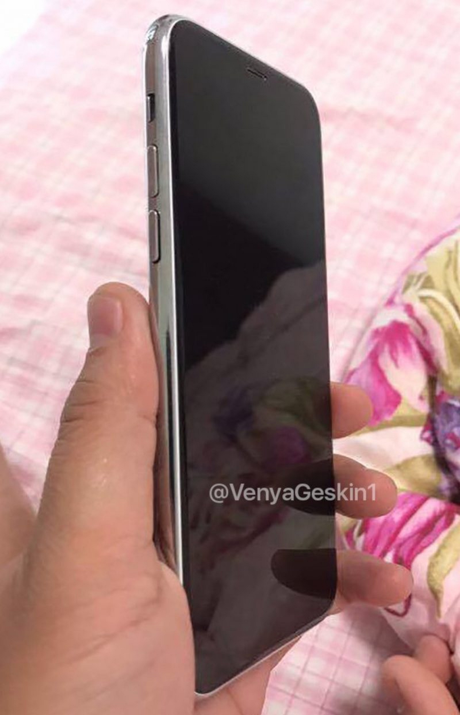 photo of Dummy 'iPhone 8' Images Appear Online Suggesting Touch ID Embedded in Edge-to-Edge Display image