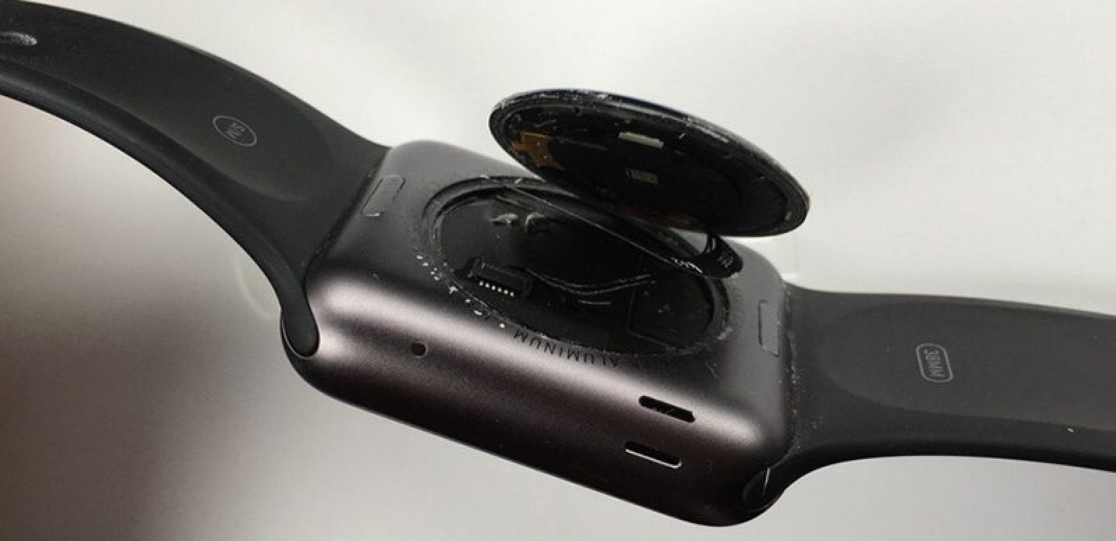 photo of Apple Offering Free Repairs of First-Generation Apple Watches With Detached Back Covers image