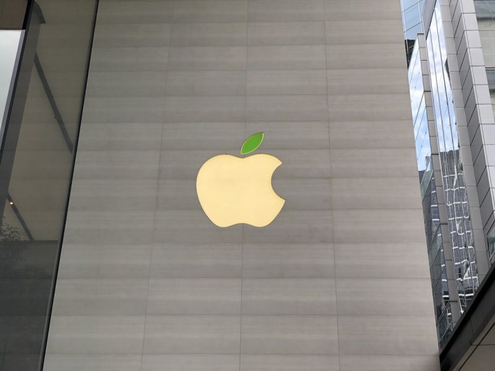 photo of Apple Retail Store Logos Gain Green Leaves in Celebration of Earth Day image