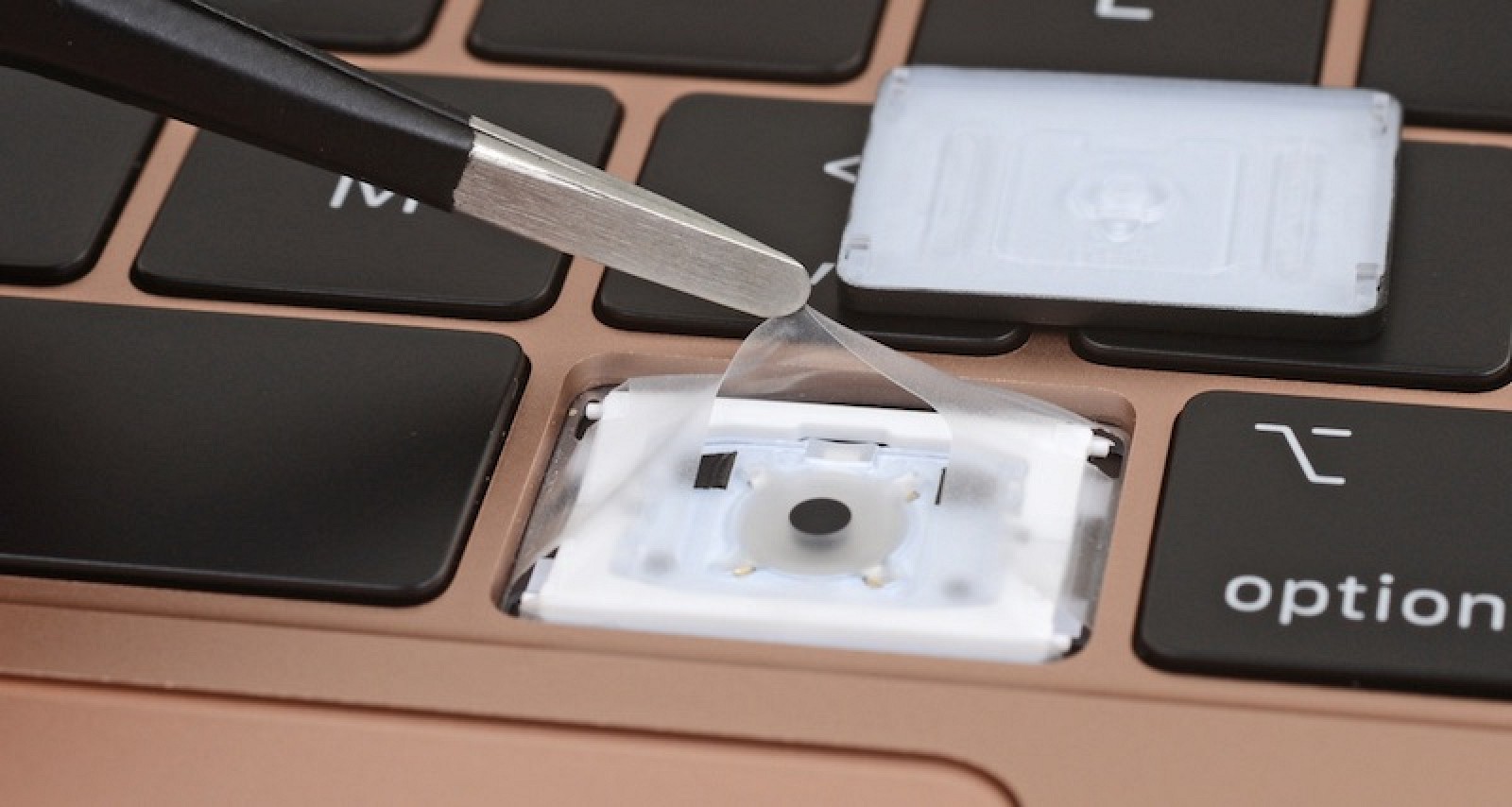 photo of 2018 MacBook Air Teardown Confirms Improving Repairability With Adhesive Pull-Tabs Under Battery and Speakers image