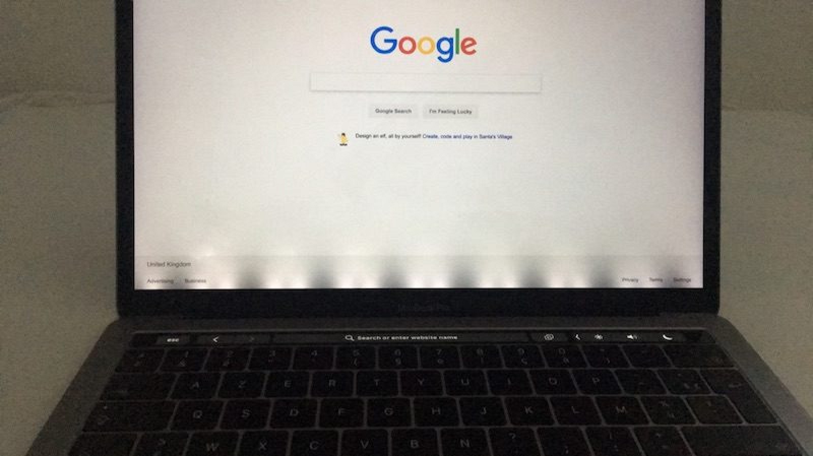 photo of 'Flexgate': 2016 and Newer MacBook Pro Users Report Display Issues Due to Fragile Flex Cables image